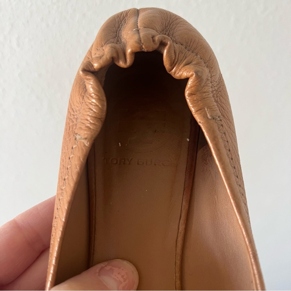 TORY BURCH | Reva Travel Flats in Light Brown Pebbled Leather | 6.5/7 - Picture 7 of 7